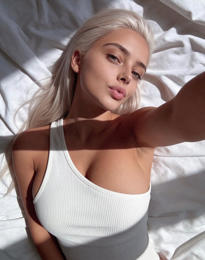 AGATHA Gorgeous Czech Lady